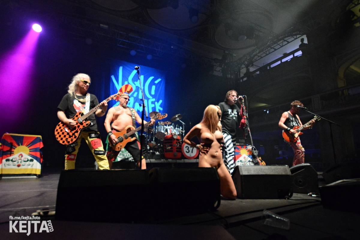 Visací zámek slavil v Lucerně 37 let. Přišla dokonce i striptérka