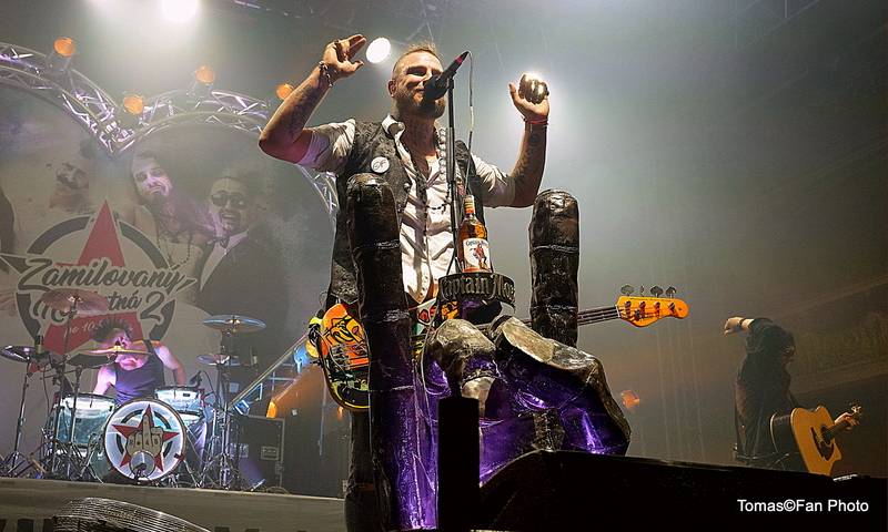 Rybičky 48 slavili sedmnáctiny v Lucerně. Vzpomínali na své začátky a zvali do O2 areny