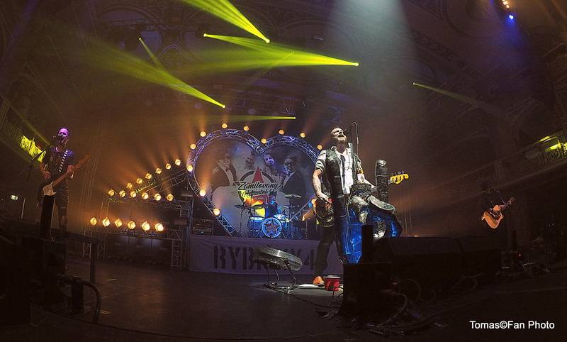 Rybičky 48 slavili sedmnáctiny v Lucerně. Vzpomínali na své začátky a zvali do O2 areny