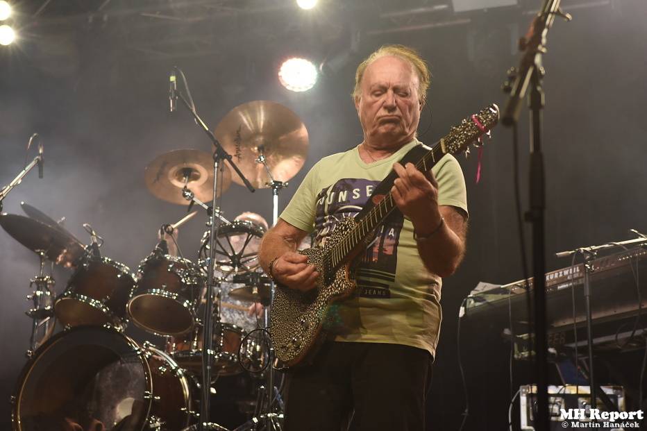 Olympic zazářil v Plzni, s Petrem Jandou si lidé zpívali hit za hitem