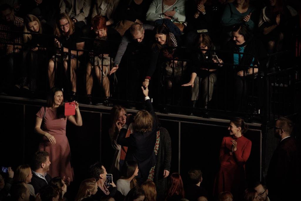 (Ne)formální večer s Klusymfonií: Tomáš Klus hrál v Praze s ostravskou Janáčkovou filharmonií