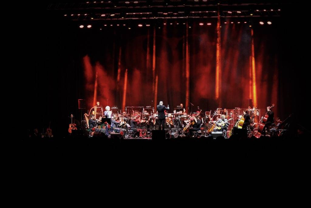 (Ne)formální večer s Klusymfonií: Tomáš Klus hrál v Praze s ostravskou Janáčkovou filharmonií