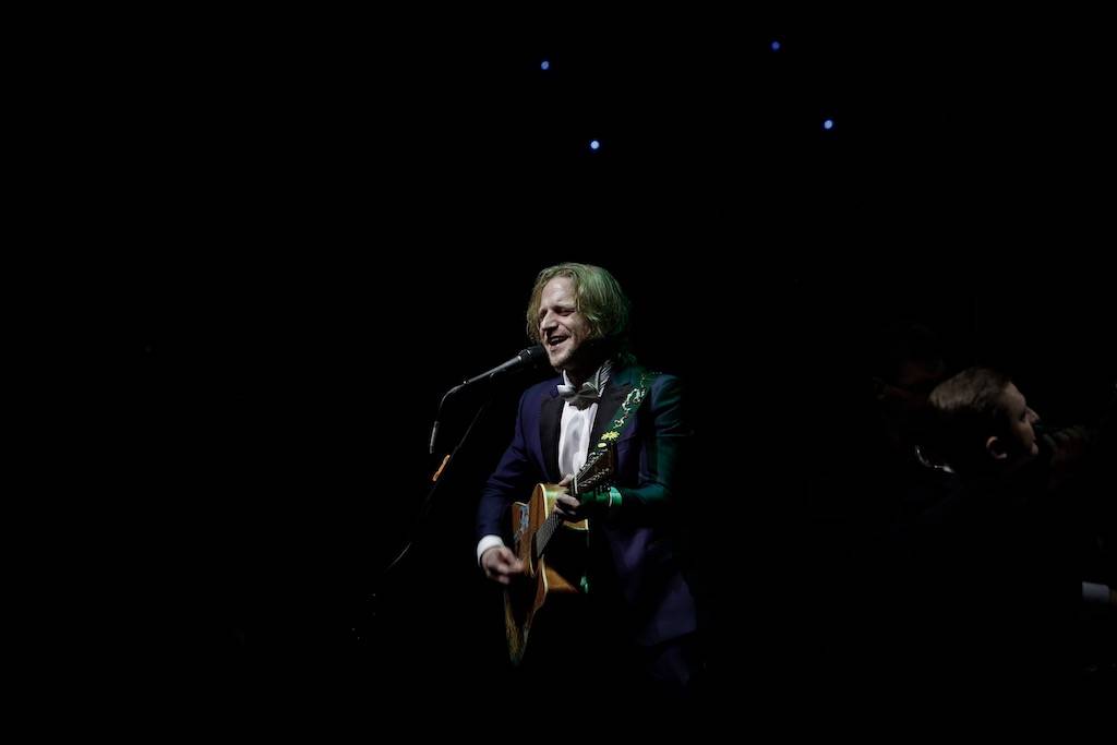 (Ne)formální večer s Klusymfonií: Tomáš Klus hrál v Praze s ostravskou Janáčkovou filharmonií