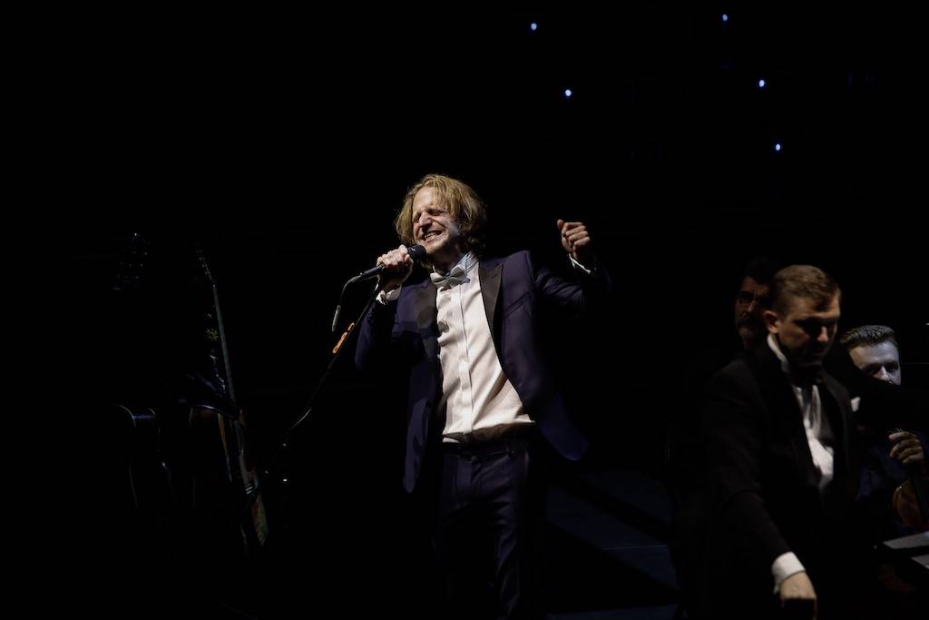 (Ne)formální večer s Klusymfonií: Tomáš Klus hrál v Praze s ostravskou Janáčkovou filharmonií