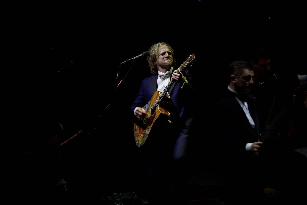 (Ne)formální večer s Klusymfonií: Tomáš Klus hrál v Praze s ostravskou Janáčkovou filharmonií