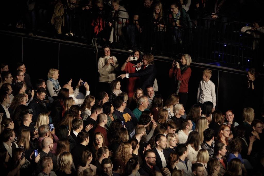 (Ne)formální večer s Klusymfonií: Tomáš Klus hrál v Praze s ostravskou Janáčkovou filharmonií