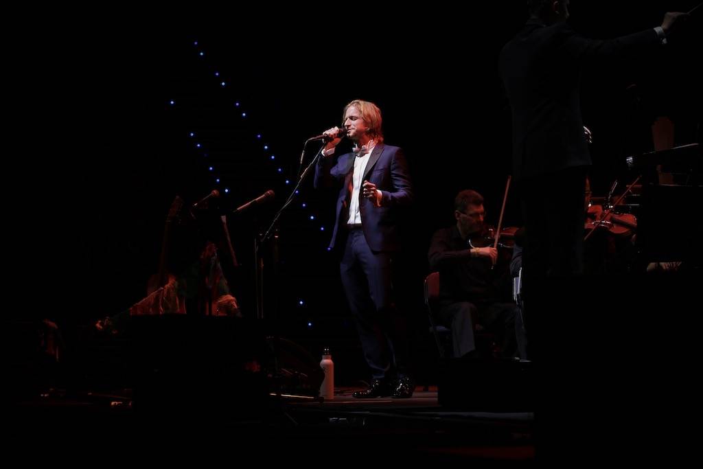 (Ne)formální večer s Klusymfonií: Tomáš Klus hrál v Praze s ostravskou Janáčkovou filharmonií