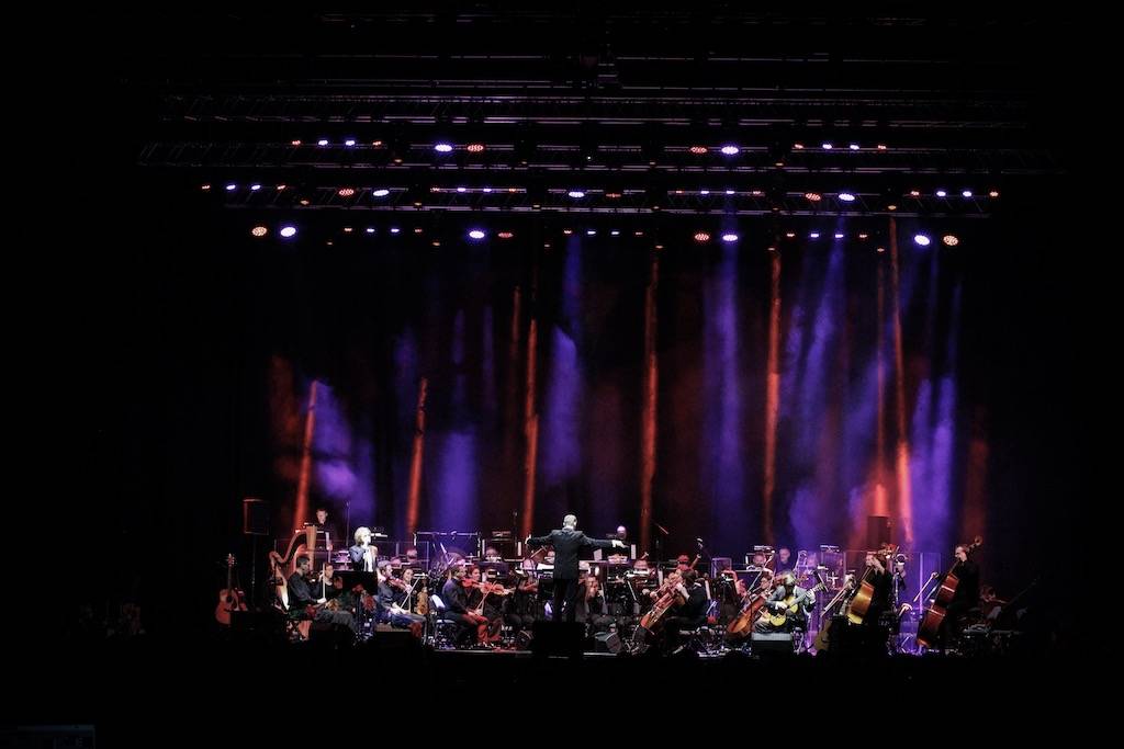 (Ne)formální večer s Klusymfonií: Tomáš Klus hrál v Praze s ostravskou Janáčkovou filharmonií