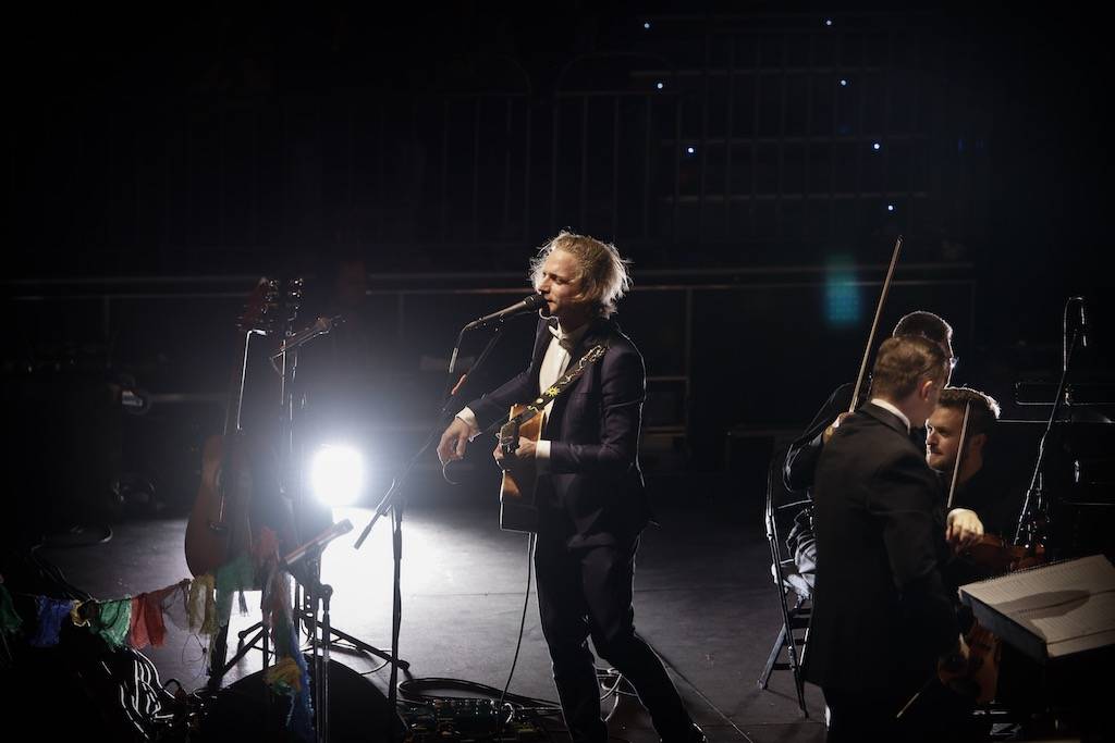 (Ne)formální večer s Klusymfonií: Tomáš Klus hrál v Praze s ostravskou Janáčkovou filharmonií