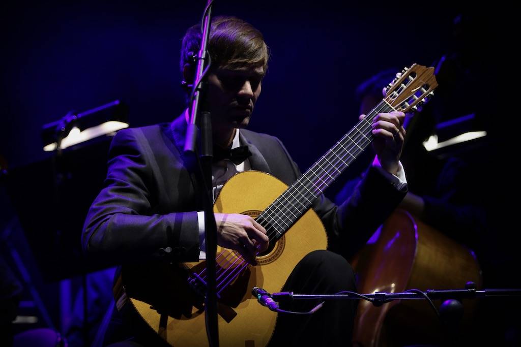 (Ne)formální večer s Klusymfonií: Tomáš Klus hrál v Praze s ostravskou Janáčkovou filharmonií