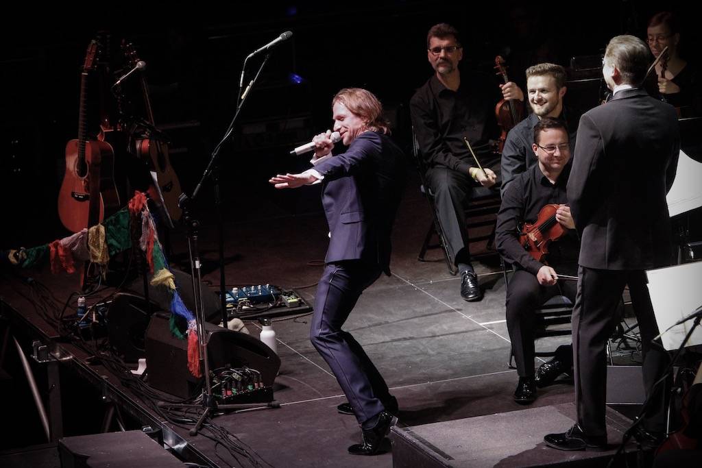 (Ne)formální večer s Klusymfonií: Tomáš Klus hrál v Praze s ostravskou Janáčkovou filharmonií