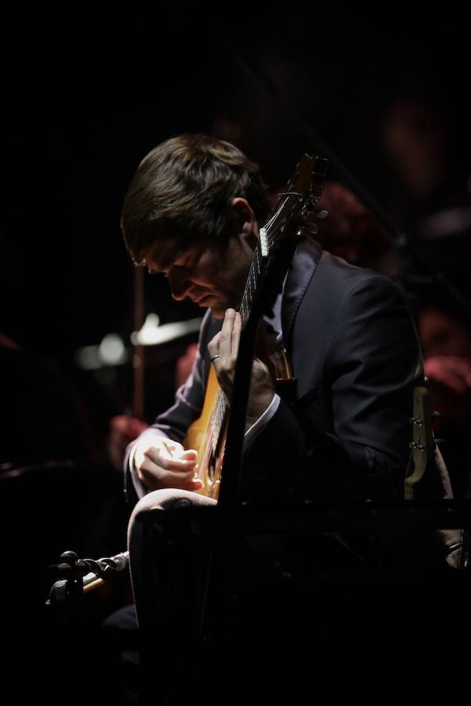 (Ne)formální večer s Klusymfonií: Tomáš Klus hrál v Praze s ostravskou Janáčkovou filharmonií