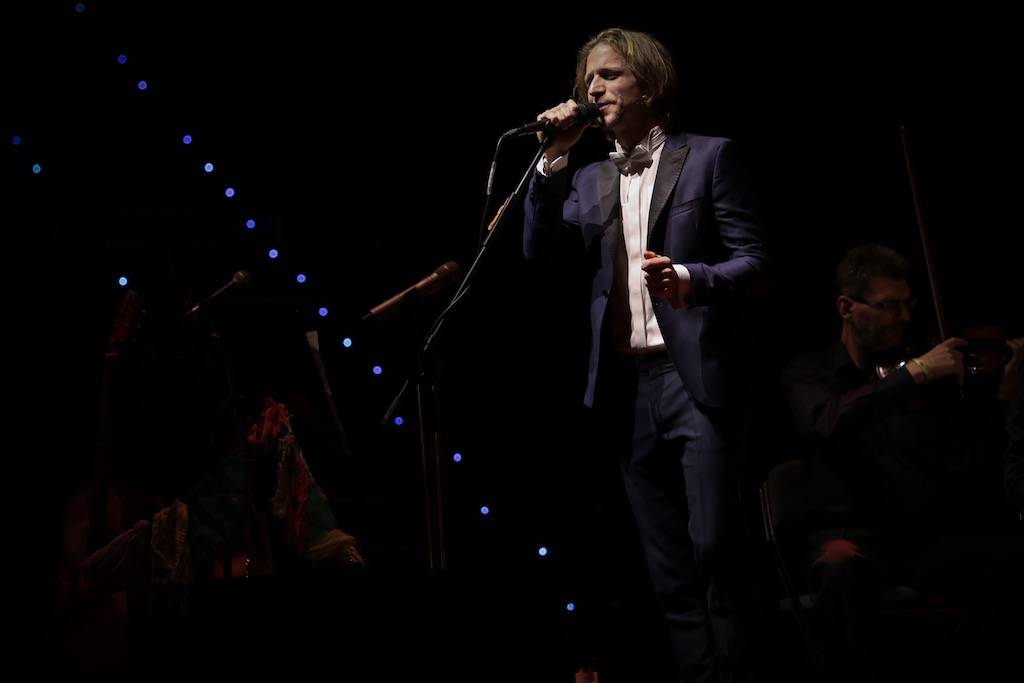 (Ne)formální večer s Klusymfonií: Tomáš Klus hrál v Praze s ostravskou Janáčkovou filharmonií