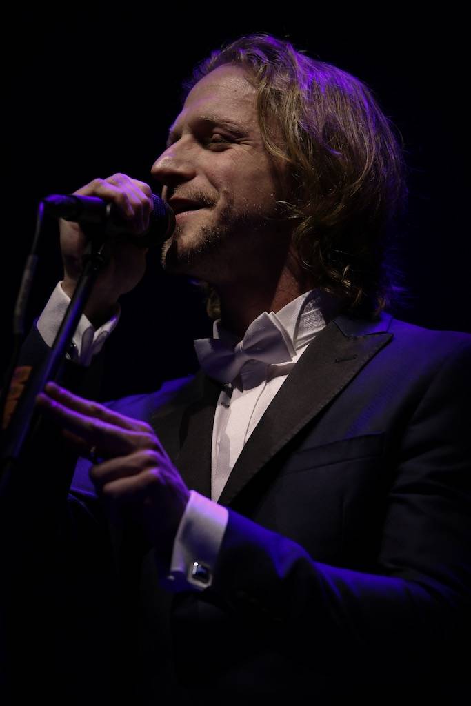 (Ne)formální večer s Klusymfonií: Tomáš Klus hrál v Praze s ostravskou Janáčkovou filharmonií