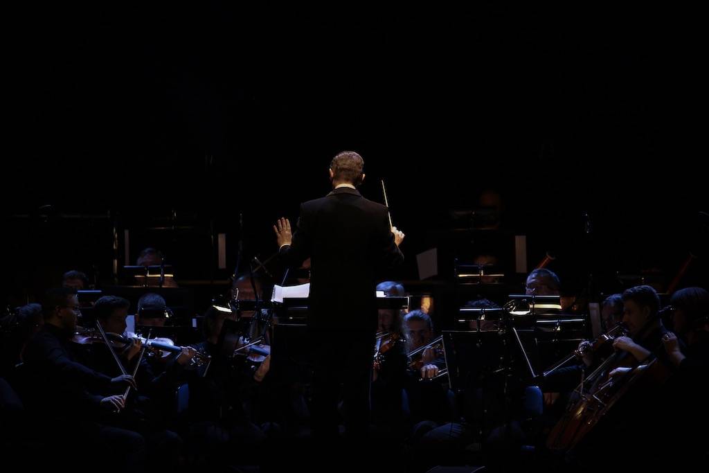 (Ne)formální večer s Klusymfonií: Tomáš Klus hrál v Praze s ostravskou Janáčkovou filharmonií