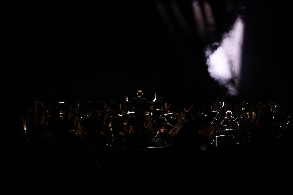 (Ne)formální večer s Klusymfonií: Tomáš Klus hrál v Praze s ostravskou Janáčkovou filharmonií