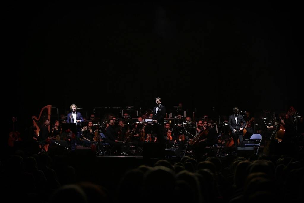 (Ne)formální večer s Klusymfonií: Tomáš Klus hrál v Praze s ostravskou Janáčkovou filharmonií