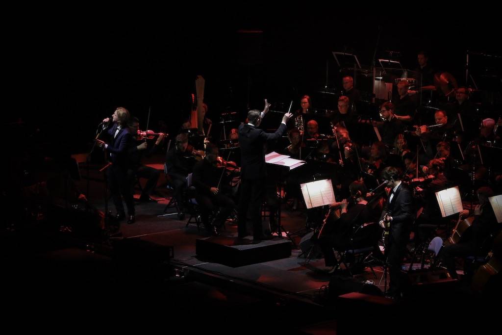 (Ne)formální večer s Klusymfonií: Tomáš Klus hrál v Praze s ostravskou Janáčkovou filharmonií