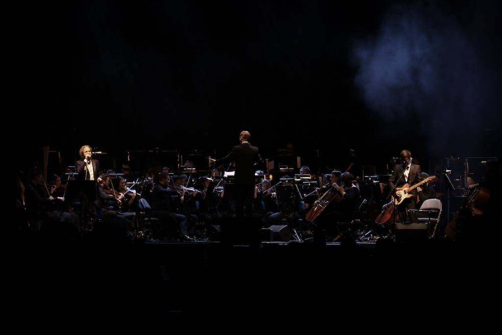 (Ne)formální večer s Klusymfonií: Tomáš Klus hrál v Praze s ostravskou Janáčkovou filharmonií