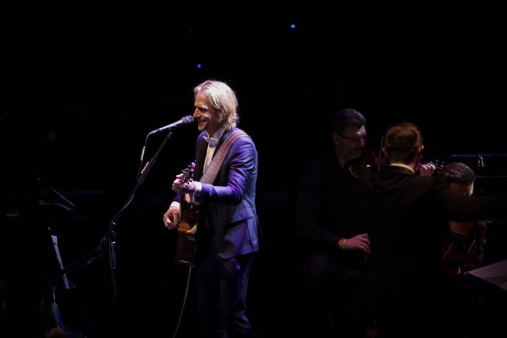 (Ne)formální večer s Klusymfonií: Tomáš Klus hrál v Praze s ostravskou Janáčkovou filharmonií