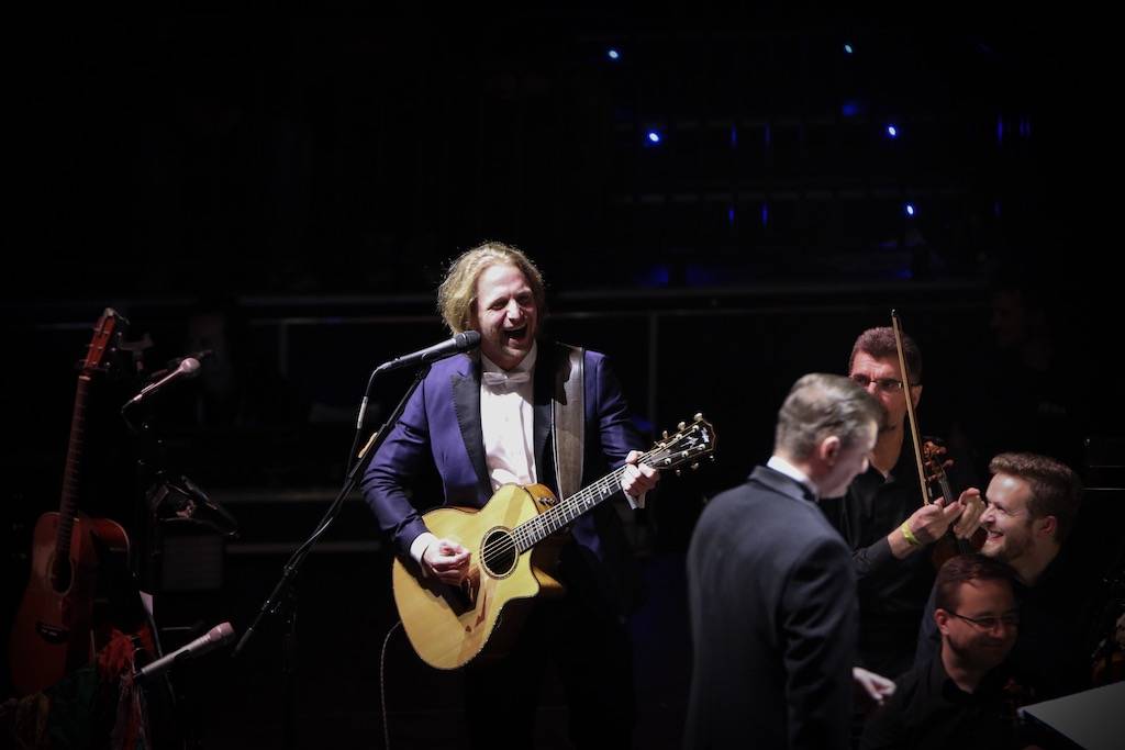 (Ne)formální večer s Klusymfonií: Tomáš Klus hrál v Praze s ostravskou Janáčkovou filharmonií