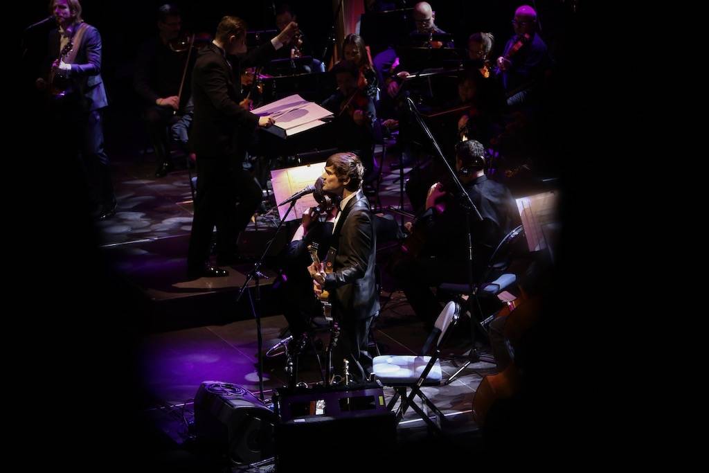 (Ne)formální večer s Klusymfonií: Tomáš Klus hrál v Praze s ostravskou Janáčkovou filharmonií