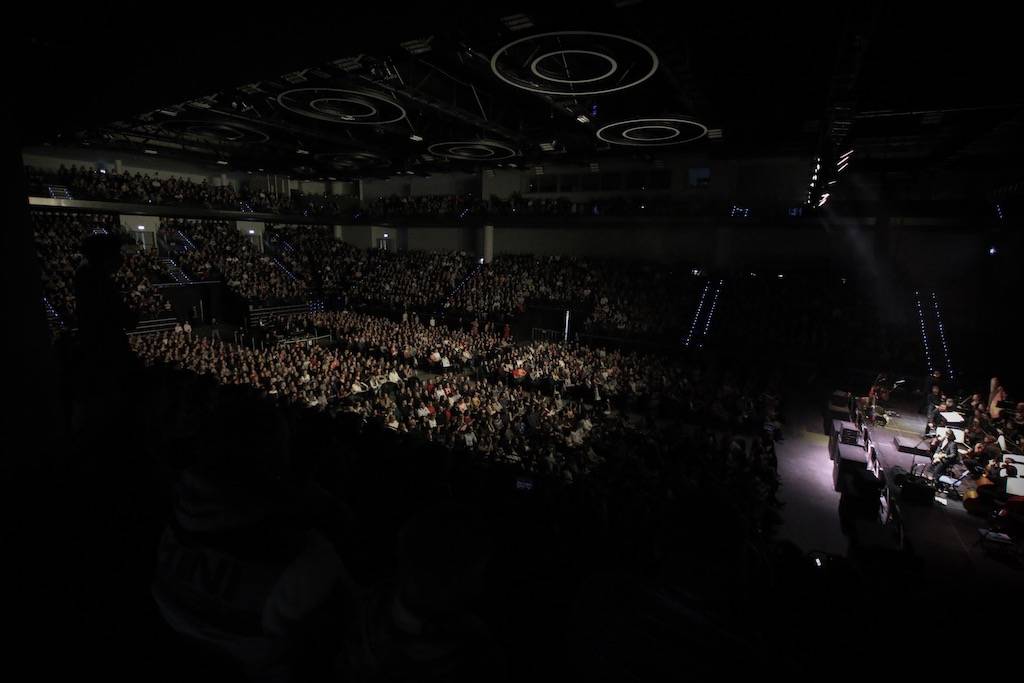 (Ne)formální večer s Klusymfonií: Tomáš Klus hrál v Praze s ostravskou Janáčkovou filharmonií