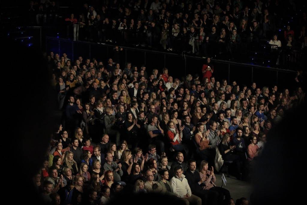 (Ne)formální večer s Klusymfonií: Tomáš Klus hrál v Praze s ostravskou Janáčkovou filharmonií