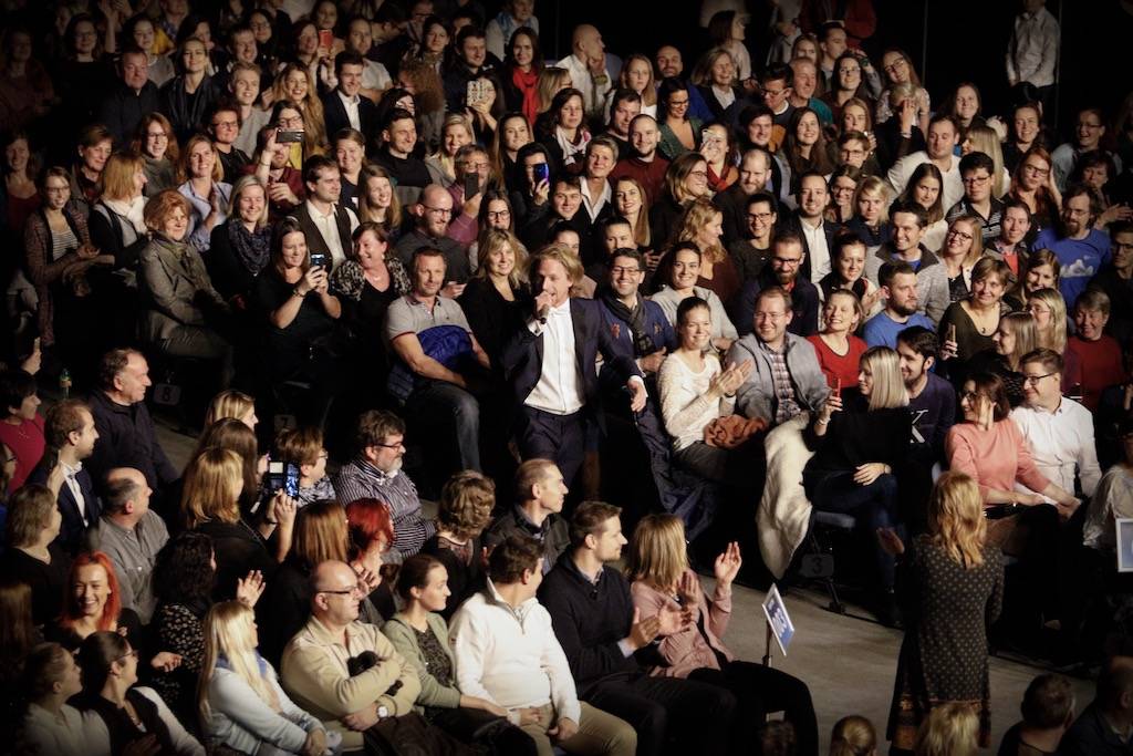 (Ne)formální večer s Klusymfonií: Tomáš Klus hrál v Praze s ostravskou Janáčkovou filharmonií