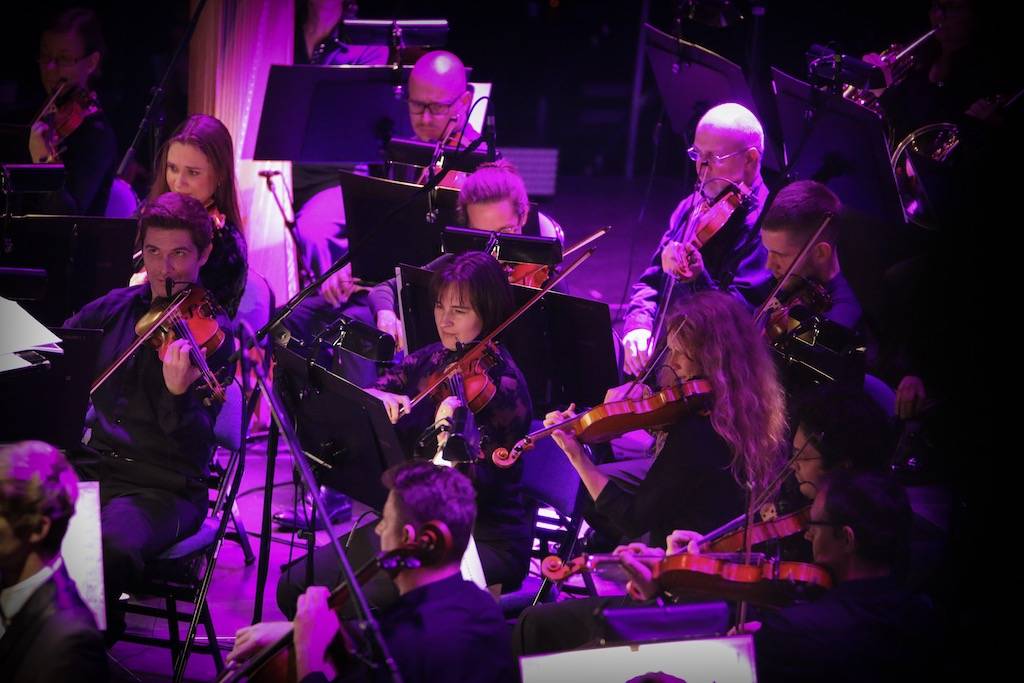 (Ne)formální večer s Klusymfonií: Tomáš Klus hrál v Praze s ostravskou Janáčkovou filharmonií