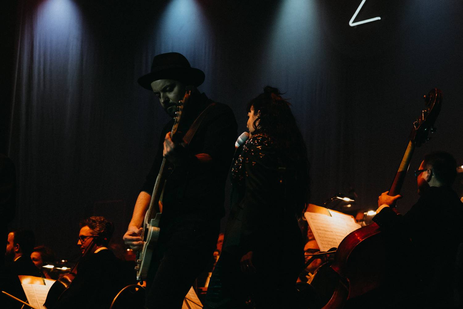 Ewa Farna v O2 universu dojímala i rozesmívala, za zády měla Karlovarský symfonický orchestr