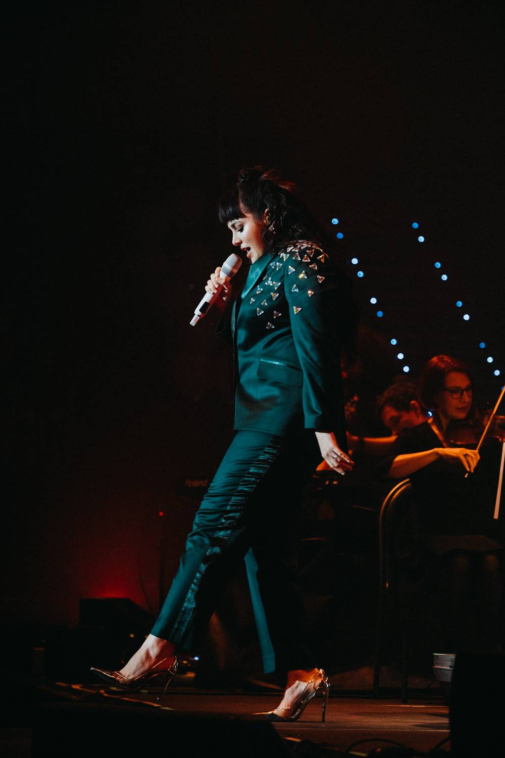 Ewa Farna v O2 universu dojímala i rozesmívala, za zády měla Karlovarský symfonický orchestr