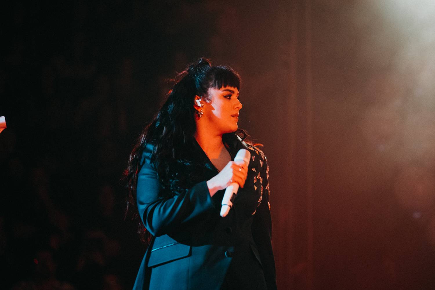 Ewa Farna v O2 universu dojímala i rozesmívala, za zády měla Karlovarský symfonický orchestr