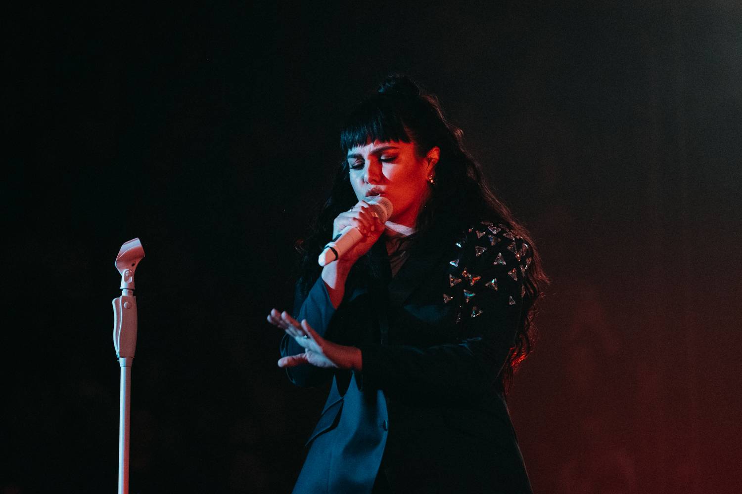 Ewa Farna v O2 universu dojímala i rozesmívala, za zády měla Karlovarský symfonický orchestr