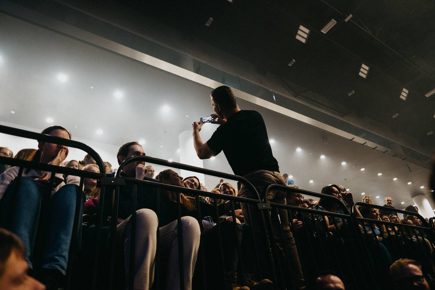 Ewa Farna v O2 universu dojímala i rozesmívala, za zády měla Karlovarský symfonický orchestr