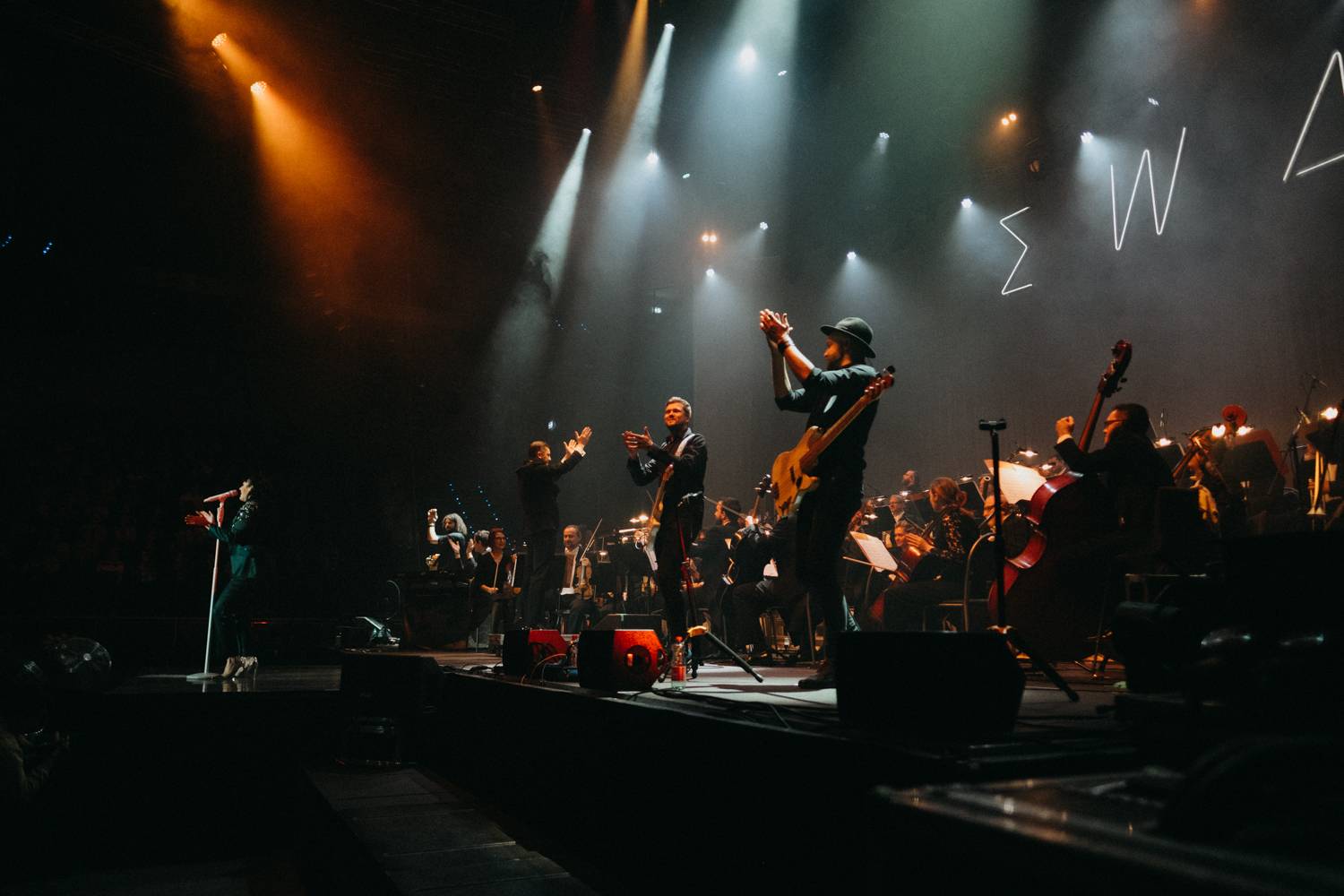 Ewa Farna v O2 universu dojímala i rozesmívala, za zády měla Karlovarský symfonický orchestr
