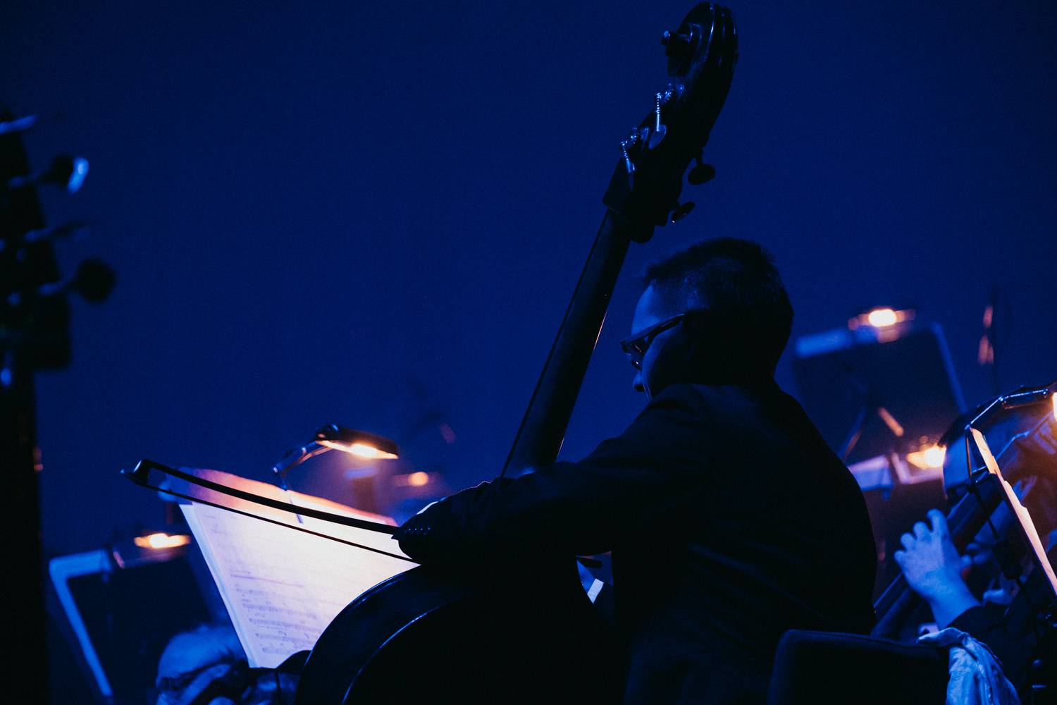 Ewa Farna v O2 universu dojímala i rozesmívala, za zády měla Karlovarský symfonický orchestr