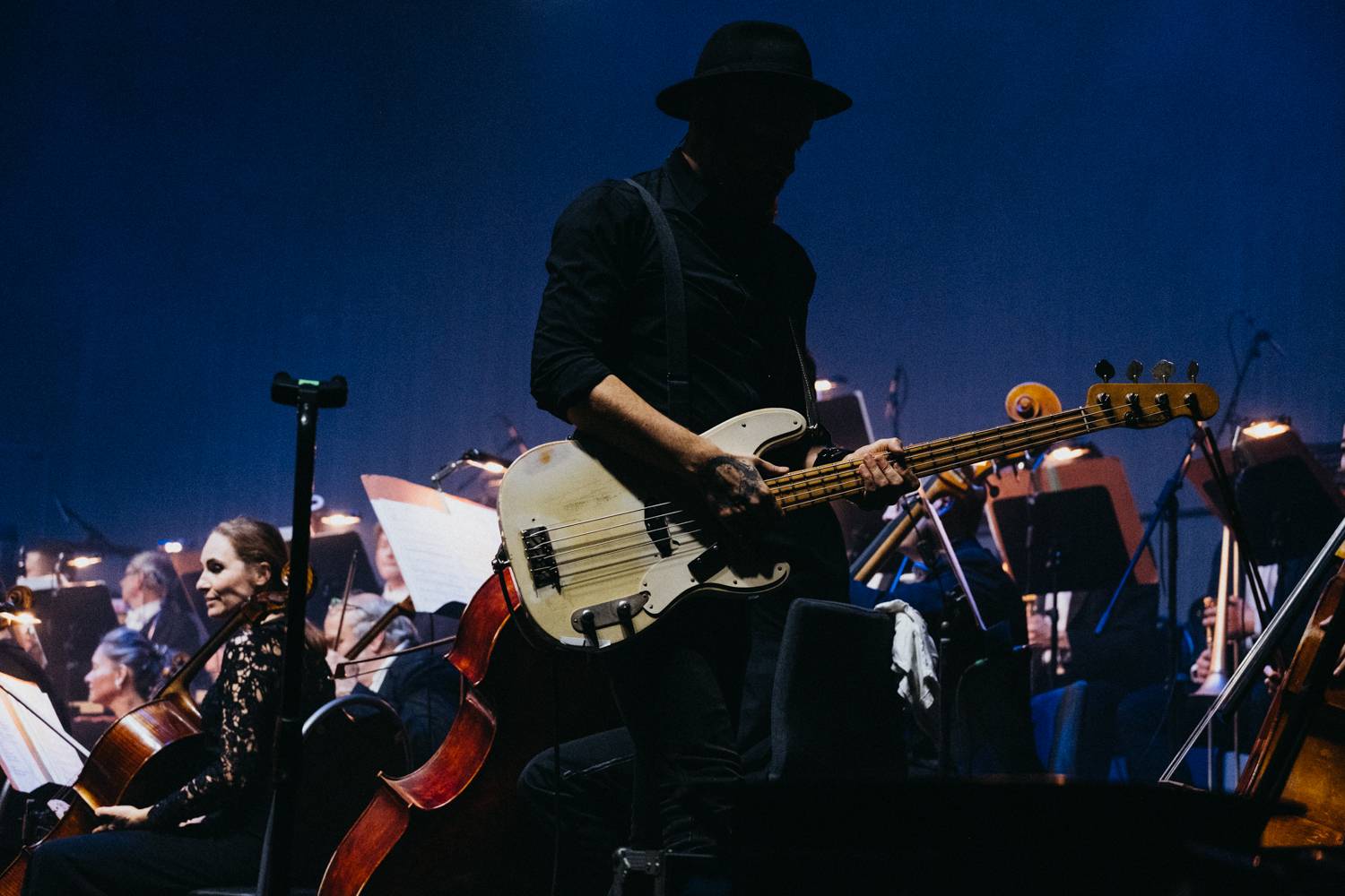 Ewa Farna v O2 universu dojímala i rozesmívala, za zády měla Karlovarský symfonický orchestr