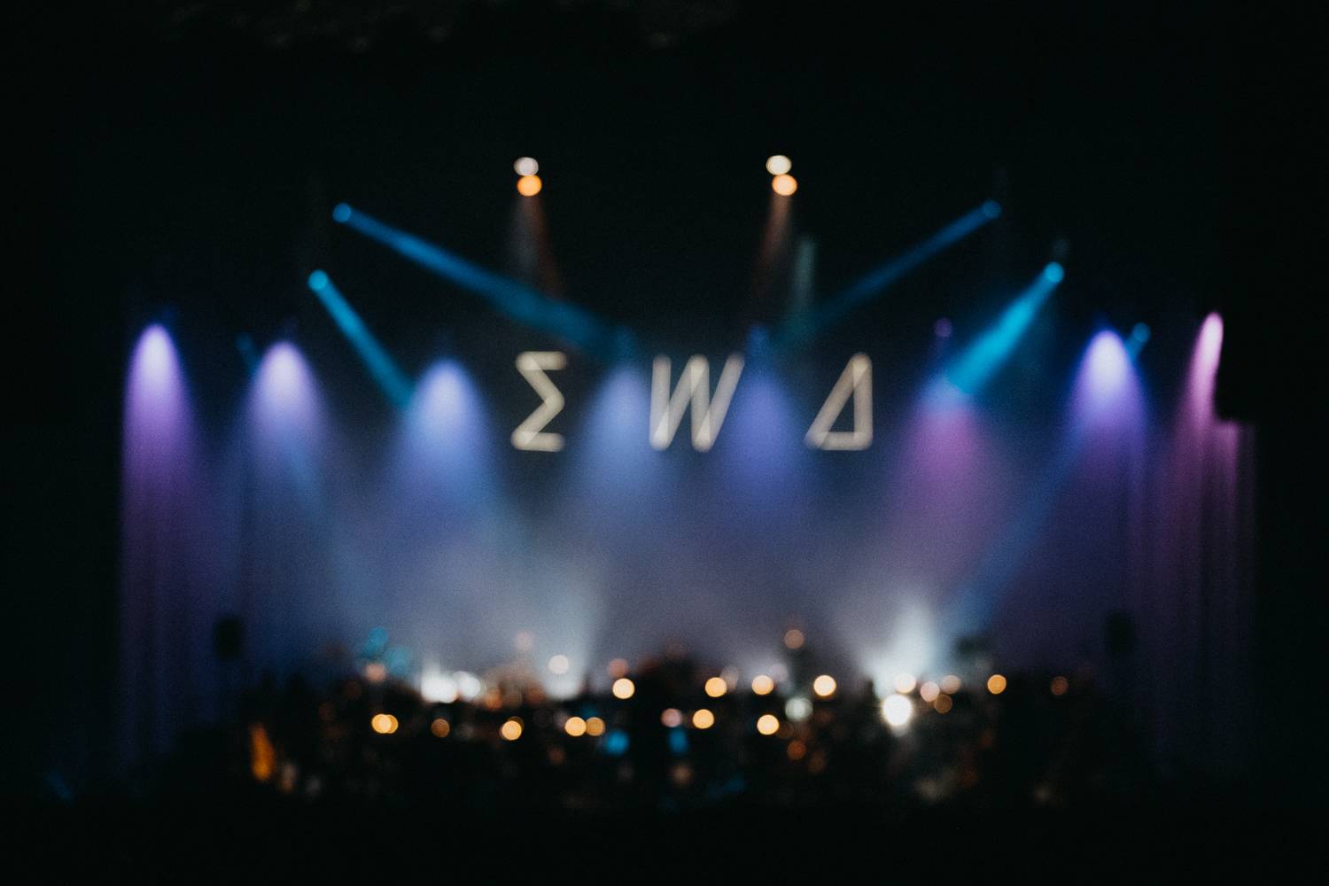 Ewa Farna v O2 universu dojímala i rozesmívala, za zády měla Karlovarský symfonický orchestr