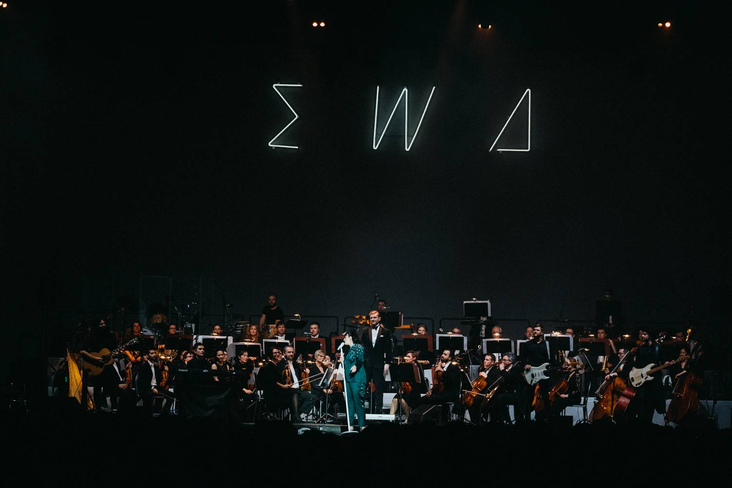 Ewa Farna v O2 universu dojímala i rozesmívala, za zády měla Karlovarský symfonický orchestr