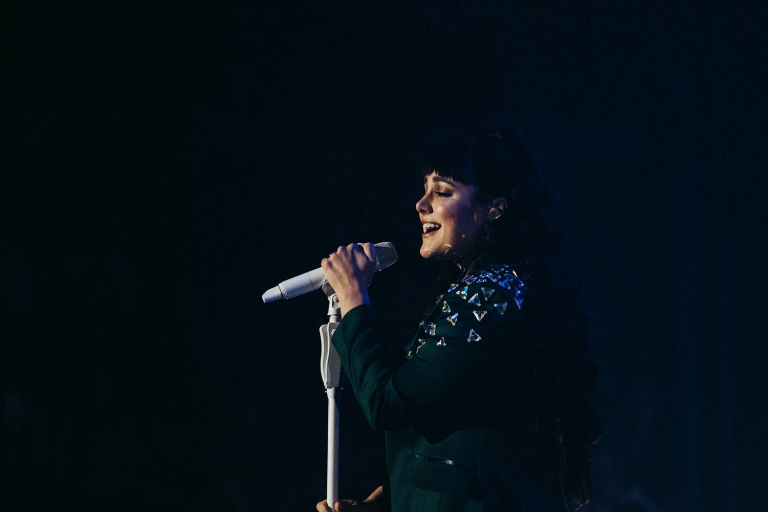 Ewa Farna v O2 universu dojímala i rozesmívala, za zády měla Karlovarský symfonický orchestr