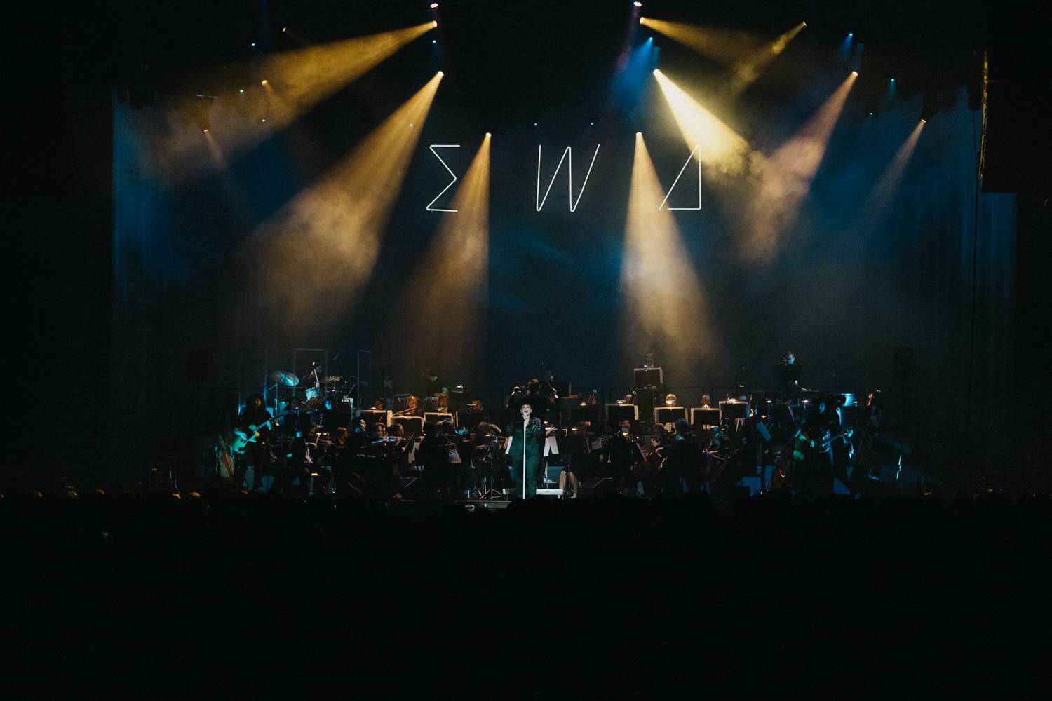 Ewa Farna v O2 universu dojímala i rozesmívala, za zády měla Karlovarský symfonický orchestr