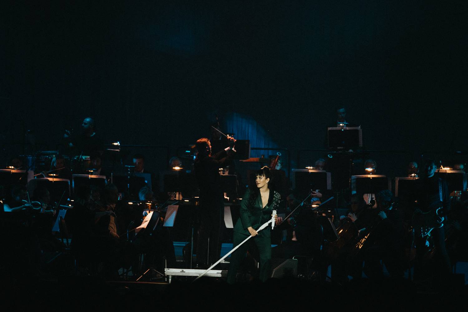 Ewa Farna v O2 universu dojímala i rozesmívala, za zády měla Karlovarský symfonický orchestr