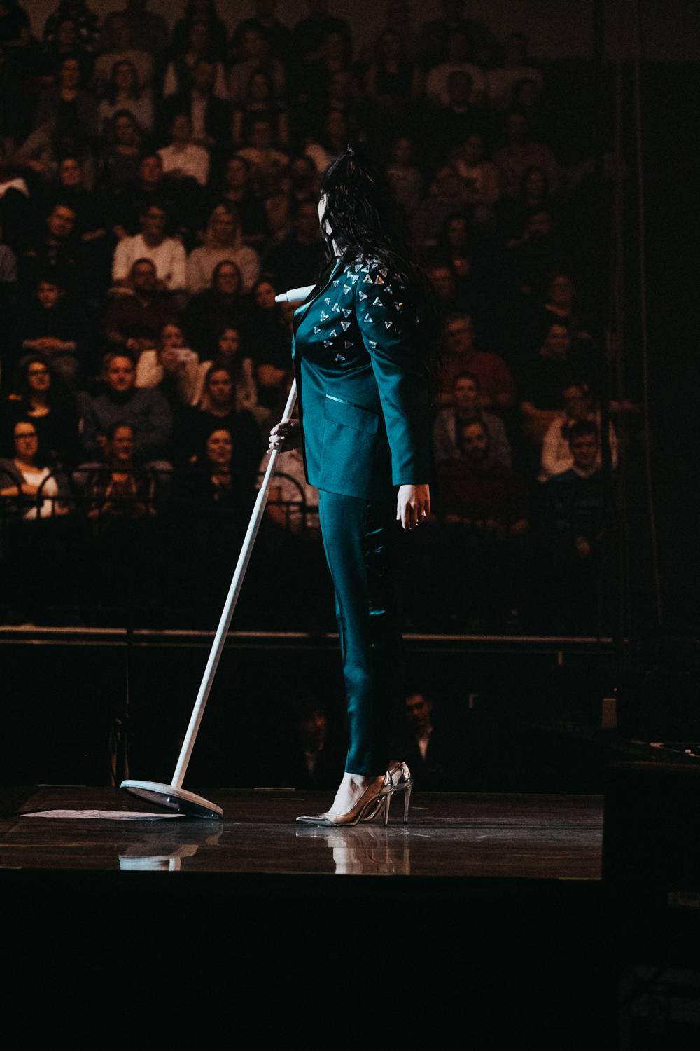 Ewa Farna v O2 universu dojímala i rozesmívala, za zády měla Karlovarský symfonický orchestr