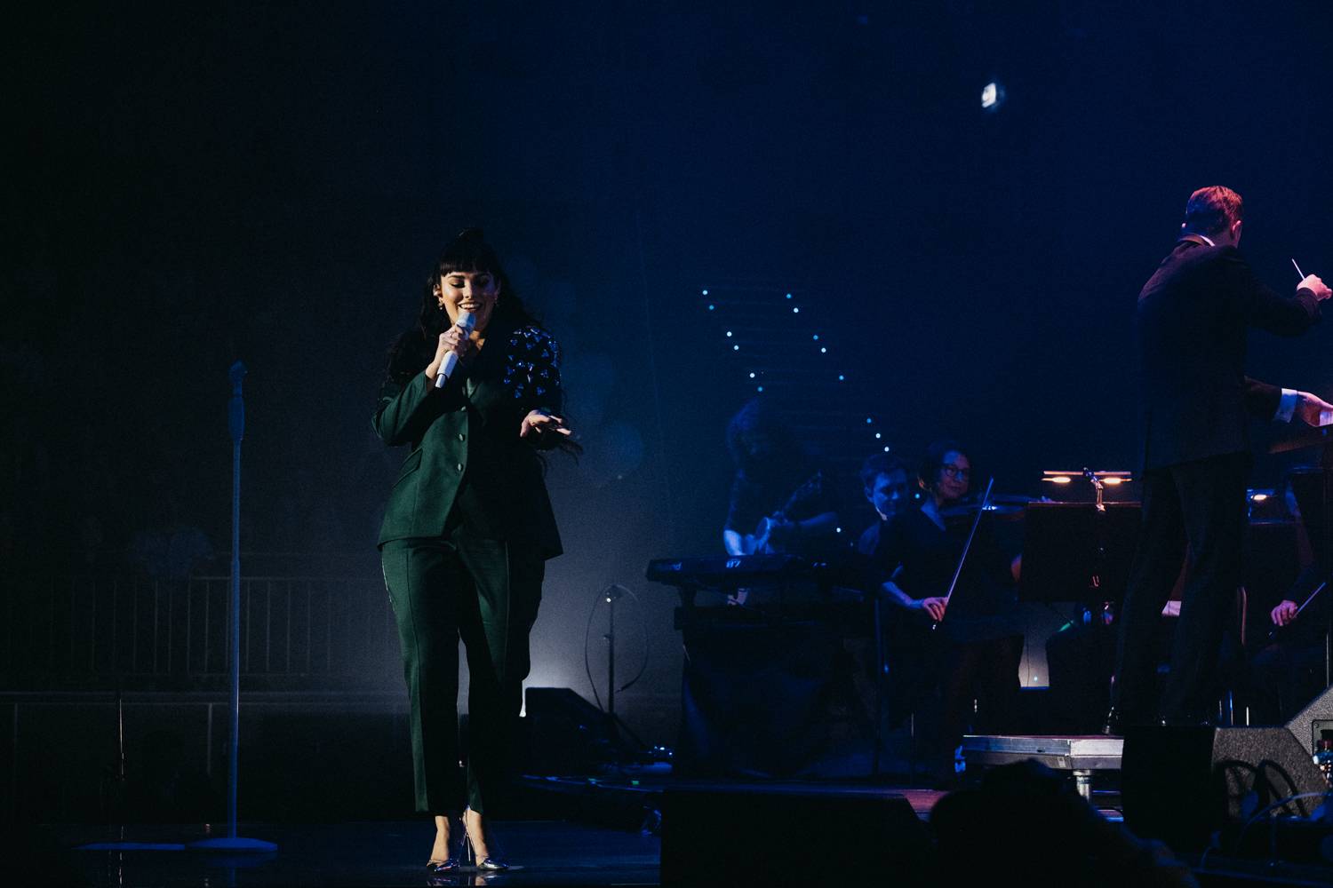 Ewa Farna v O2 universu dojímala i rozesmívala, za zády měla Karlovarský symfonický orchestr