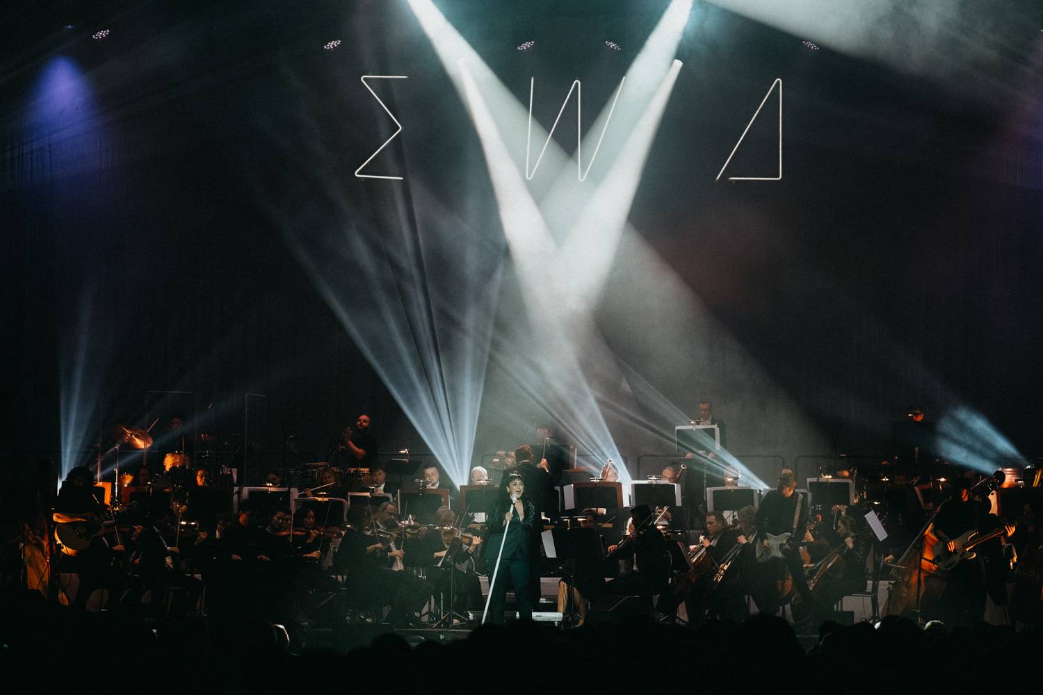 Ewa Farna v O2 universu dojímala i rozesmívala, za zády měla Karlovarský symfonický orchestr