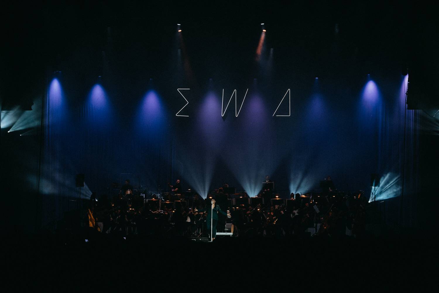 Ewa Farna v O2 universu dojímala i rozesmívala, za zády měla Karlovarský symfonický orchestr