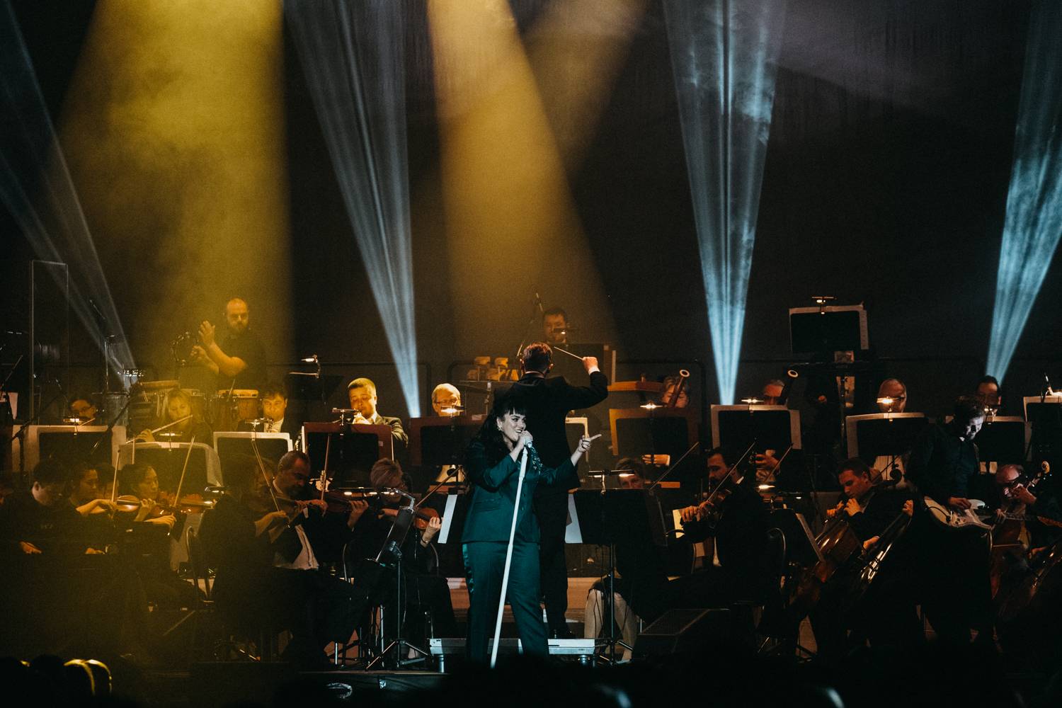 Ewa Farna v O2 universu dojímala i rozesmívala, za zády měla Karlovarský symfonický orchestr