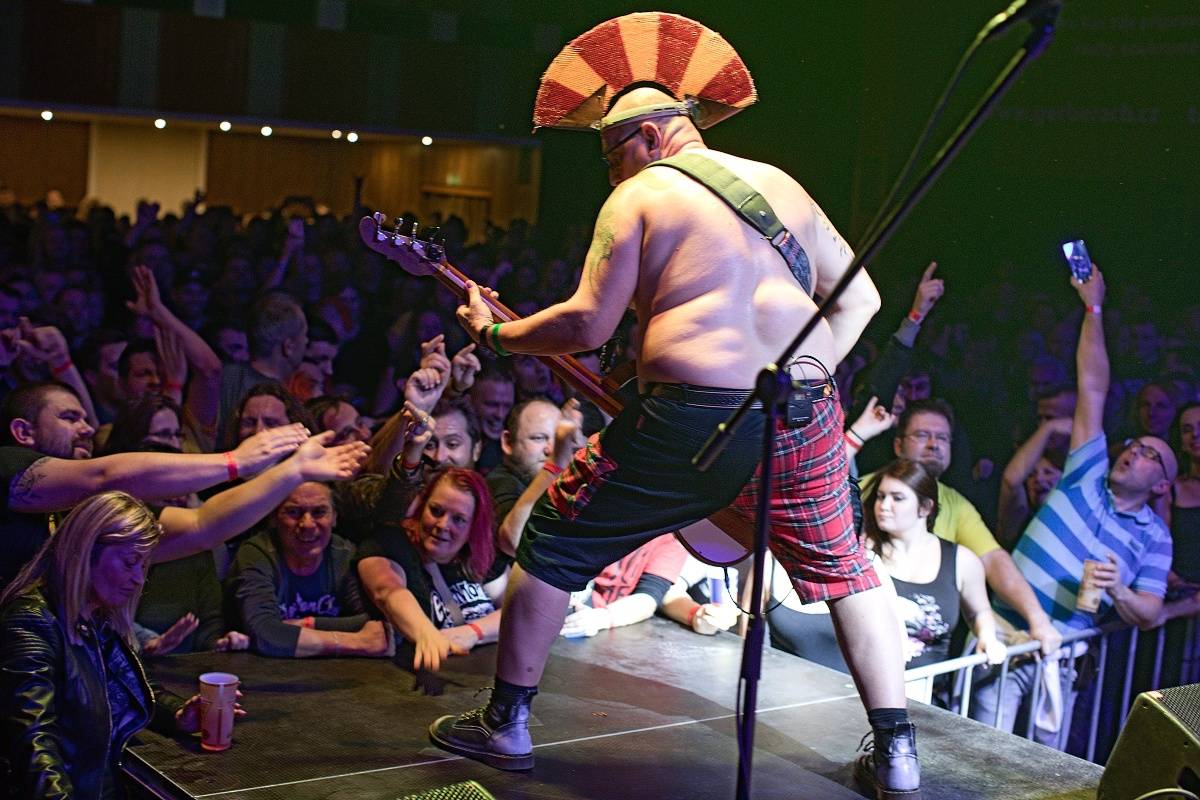 Visací zámek slavil v Českých Budějovicích 37 let. Gratulovali Znouzectnost i striptérka