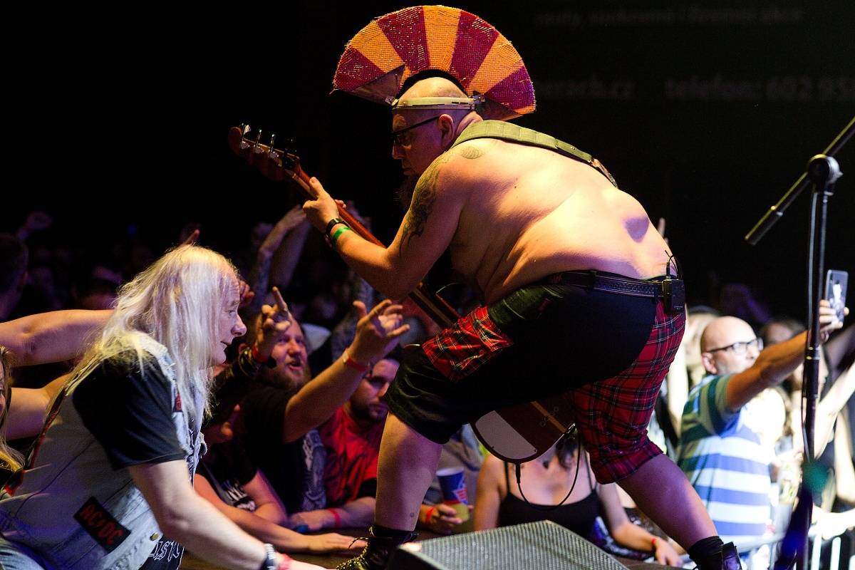 Visací zámek slavil v Českých Budějovicích 37 let. Gratulovali Znouzectnost i striptérka